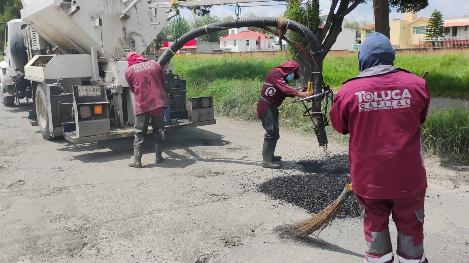 TOLUCA. – Avanza Programa de Bacheo y Balizado en Calles del Centro ...